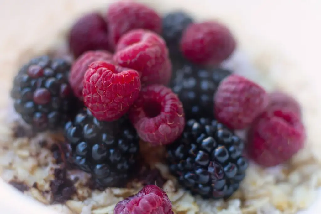 easy overnight oats with fresh berries